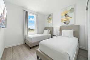 5 chambres, bureau, fer et planche à repasser, lit parapluie