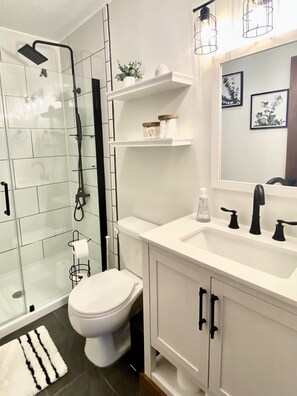 Haartrockner, Handtücher, Seife, Shampoo