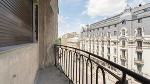 A balcony with a view of historic buildings and a clear sky. - Spacious 3BR by Cismigiu Gardens Calea Victoriei (Bucharest)
