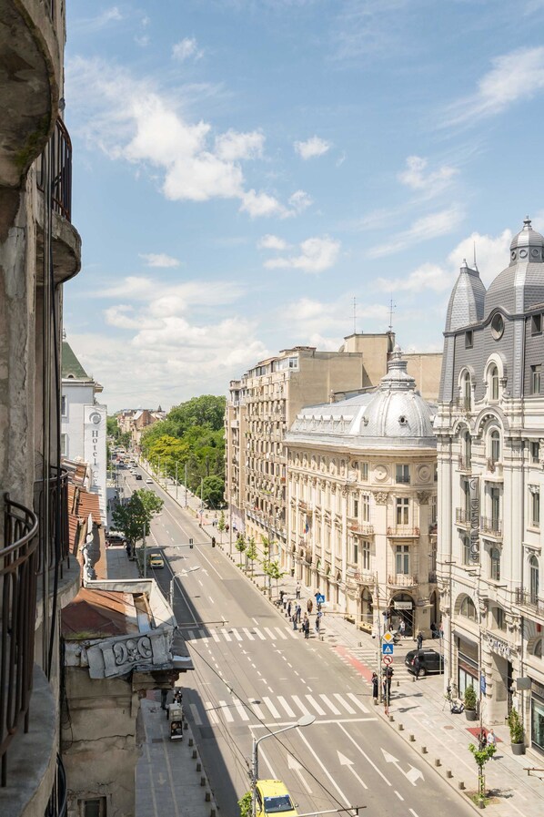 A street view with a hotel, a pedestrian crossing, and a clear sky.