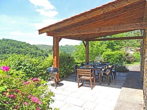 Outdoor dining - L'Ecurie - The original farmer's cottage (Larzac)