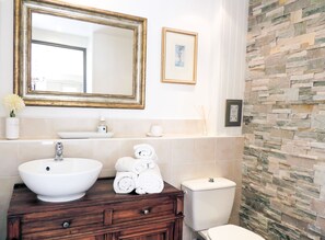 Bathroom - L'Ecurie - The original farmer's cottage (Larzac)