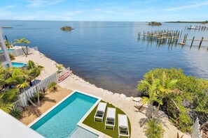 Unclassified image, 4 of 55, button