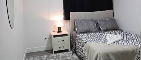 1 habitación, tabla de planchar con plancha, wifi gratis y ropa de cama