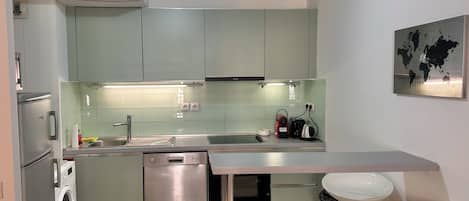 Micro-ondes, four, plaque de cuisson, lave-vaisselle