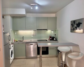 Mikrowelle, Ofen, Herdplatte, Geschirrspüler