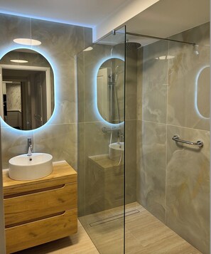 Hair dryer, towels, soap, toilet paper - Elegant, Modern and Comfortable 300 mt from the Palais des Festivals (Cannes)