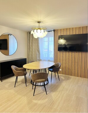 Dining - Elegant, Modern and Comfortable 300 mt from the Palais des Festivals (Cannes)