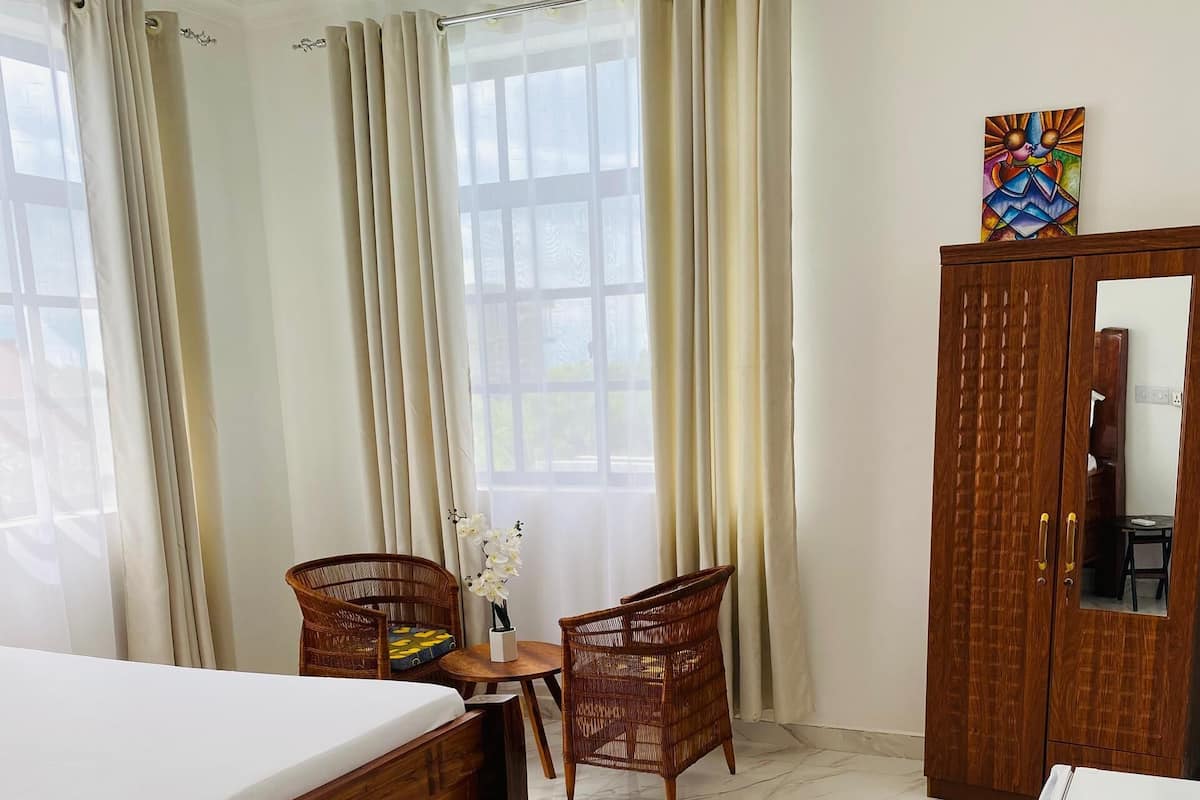 Habitación cuádruple familiar, balcón | Tabla de planchar con plancha y wifi gratis