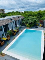 Una piscina al aire libre