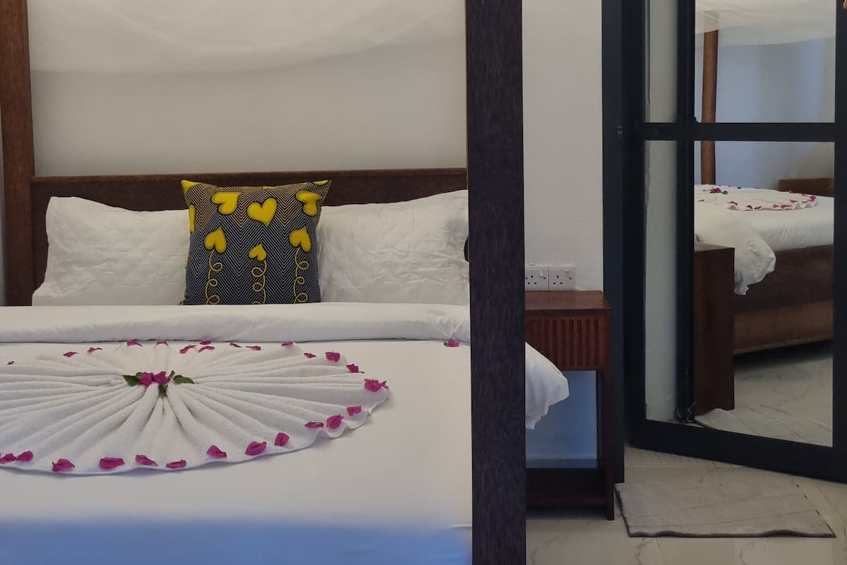 Habitación Confort doble, balcón | Tabla de planchar con plancha y wifi gratis