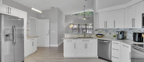 Fridge, microwave, stovetop, dishwasher