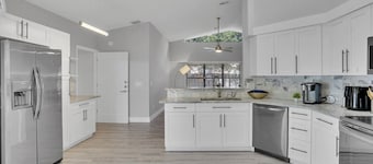 4 br Luxury Retreat with Heated Pool in Wellington