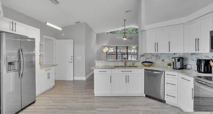 4 br Luxury Retreat with Heated Pool in Wellington