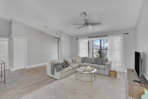 4 br Luxury Retreat with Heated Pool in Wellington