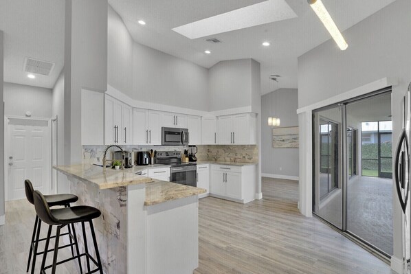 Fridge, microwave, stovetop, dishwasher