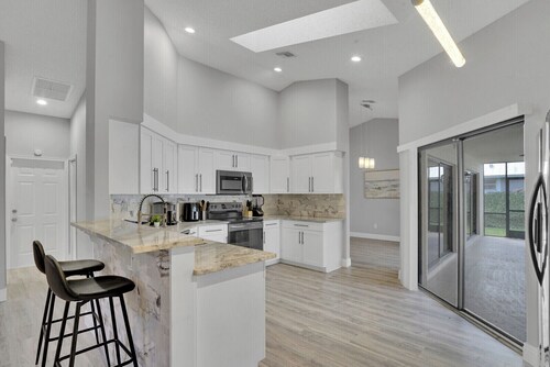 4 br Luxury Retreat with Heated Pool in Wellington