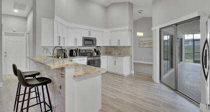 4 br Luxury Retreat with Heated Pool in Wellington