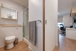 Studio, tupakointi kielletty | Kylpyhuone