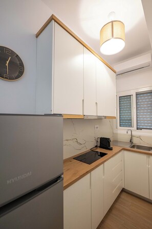 Réfrigérateur, un four, surface de cuisson, cafetière-théière