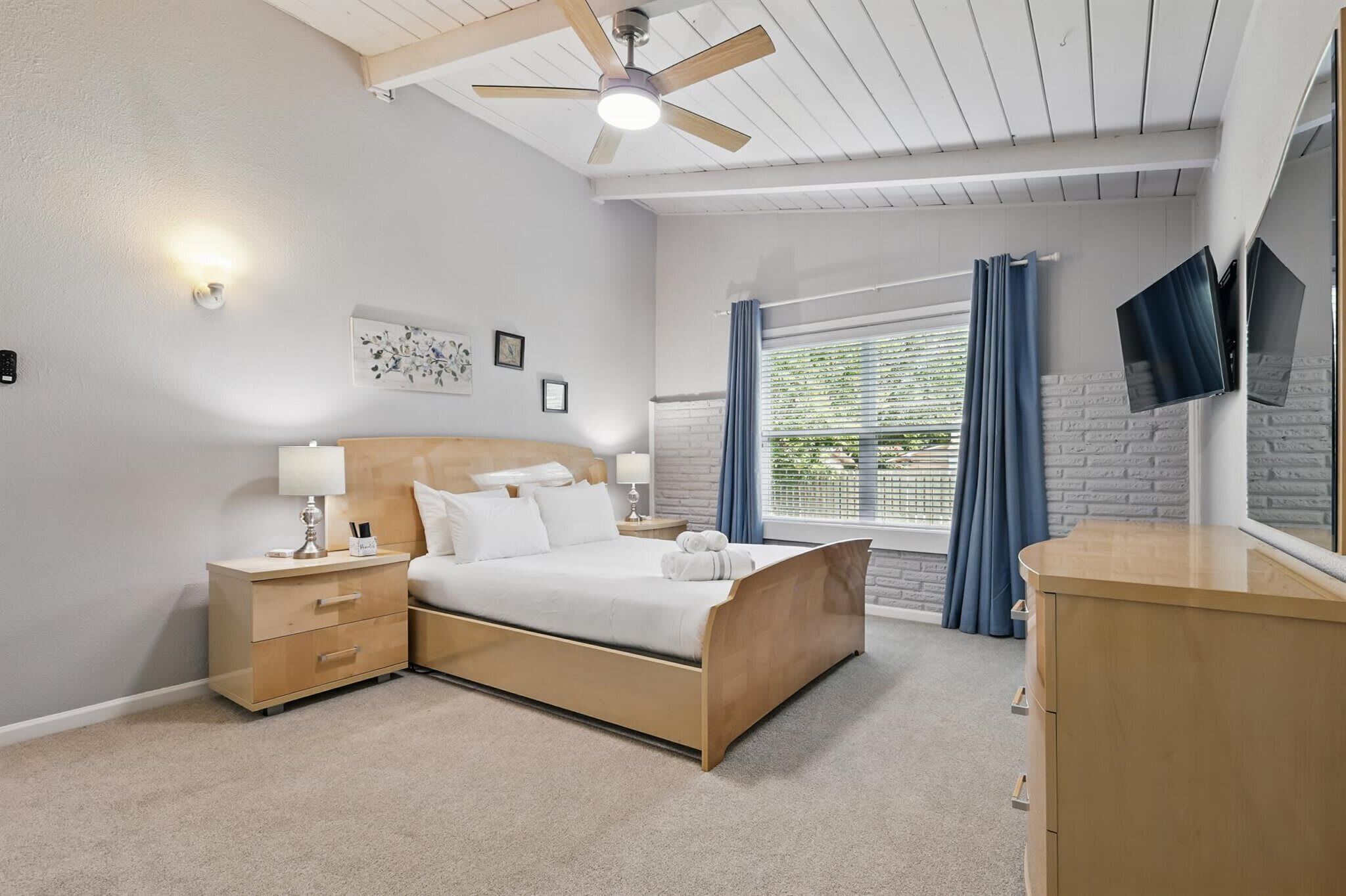 3 bedrooms, iron/ironing board, WiFi, bed sheets