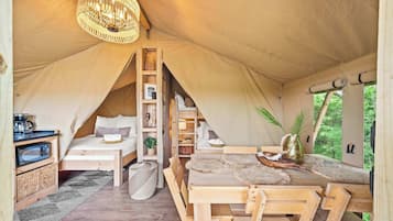 8 bedrooms, WiFi, bed sheets