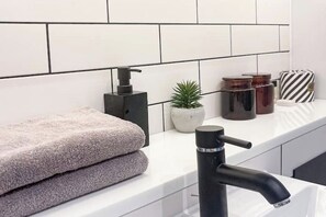 Hair dryer, towels, soap, toilet paper - Urban Townhouse | 2BR | Stylish Loft | Prime Spot (Manchester)