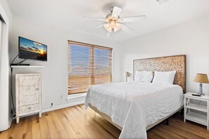 3 bedrooms, iron/ironing board, WiFi, bed sheets - 🏖️Snowbird Haven | Cozy Seasonal Escape | Pool, Parking + Walk to Beach🌊 (Pensacola Beach)