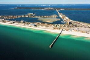 Beach nearby - 🏖️Snowbird Haven | Cozy Seasonal Escape | Pool, Parking + Walk to Beach🌊 (Pensacola Beach)