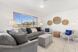 Smart TV - 🏖️Snowbird Haven | Cozy Seasonal Escape | Pool, Parking + Walk to Beach🌊 (Pensacola Beach)
