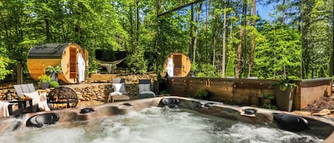 Outdoor spa tub