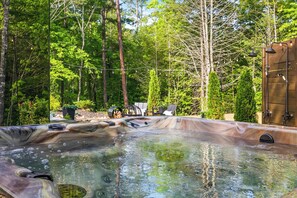 Outdoor spa tub - Villa Luna-Mirror Cabin-Luxury-Hot Tub-FirePit-Secluded (Sevierville)