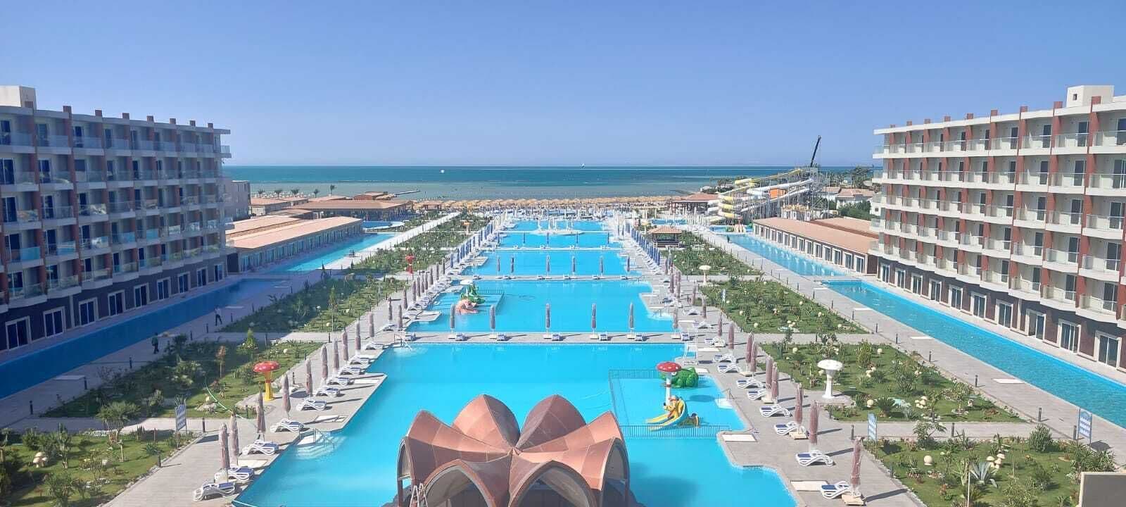 Minibar con artículos gratuitos y caja de seguridad en la habitación 