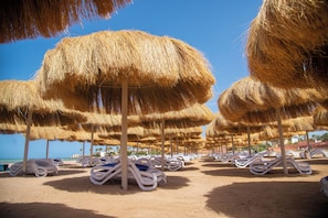 Playa privada, camastros, sombrillas y toallas de playa