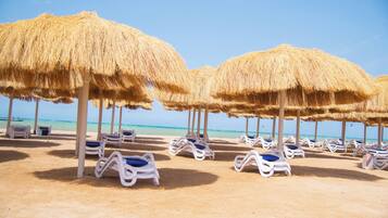 Playa privada, camastros, sombrillas y toallas de playa