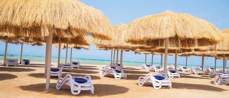 Pantai persendirian, kerusi lepak pantai, payung, tuala pantai