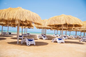 Playa privada, sillas reclinables de playa, sombrillas, toallas de playa