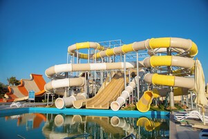 15 piscinas al aire libre, sombrillas, sillones reclinables de piscina