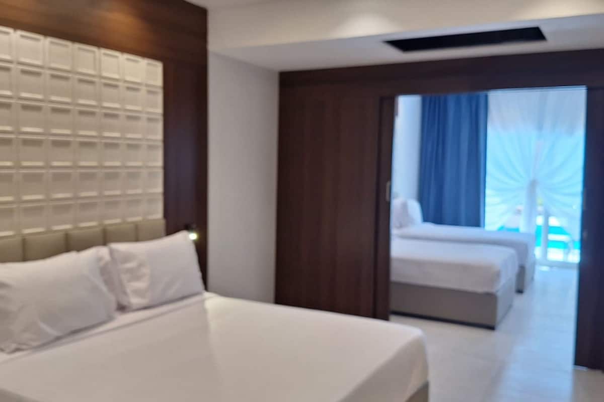 Suite Junior, 3 camere da letto, bagno condiviso | 1 camera, minibar con snack e bevande gratuite, una cassaforte in camera