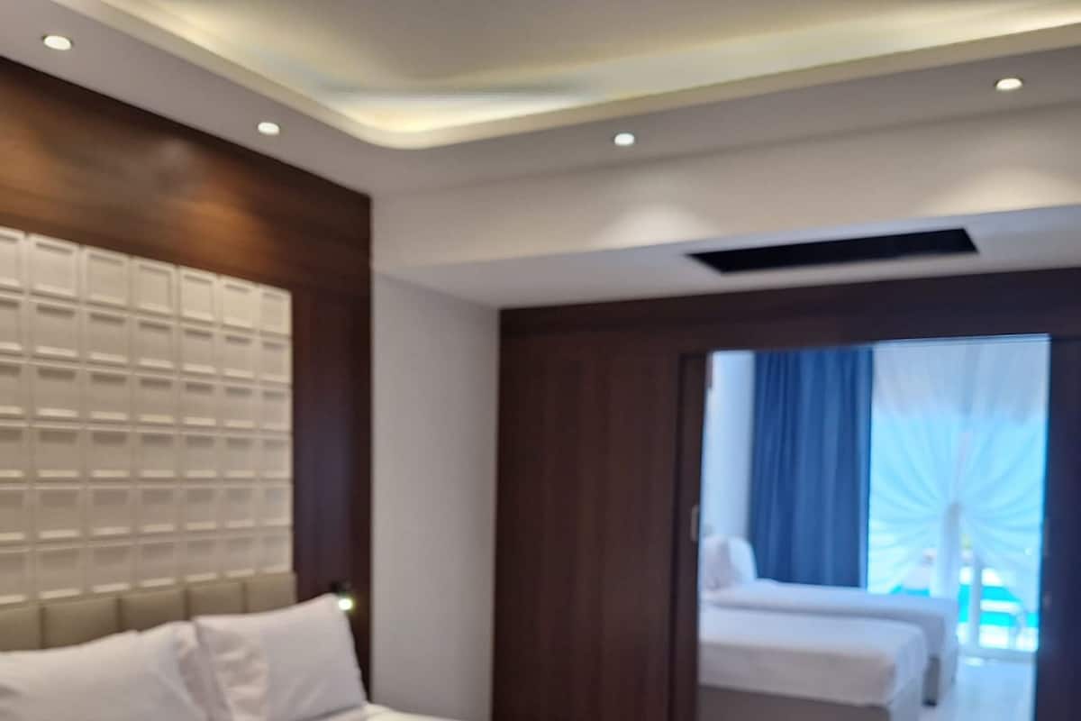 Suite Junior, 3 chambres, salle de bains commune | Articles gratuits dans le mini-bar, coffres-forts dans les chambres