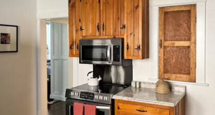 Charming 3-bedroom house, breweries! hiking! wineries! scenic routes! Fishing!