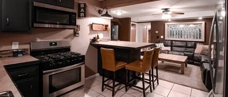 Køleskab, mikrobølgeovn, ovn, kogeplade