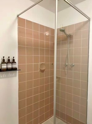 Shower, hair dryer, towels, soap - Charming 1-bedroom apartment with WiFi, AC in vibrant East Victoria Park (East Victoria Park)