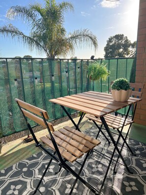 Outdoor dining - Charming 1-bedroom apartment with WiFi, AC in vibrant East Victoria Park (East Victoria Park)