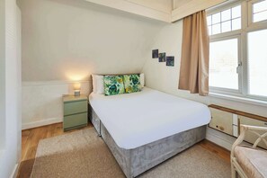 3 habitaciones, escritorio y tabla de planchar con plancha 