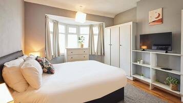 3 bedrooms, desk, iron/ironing board, travel cot