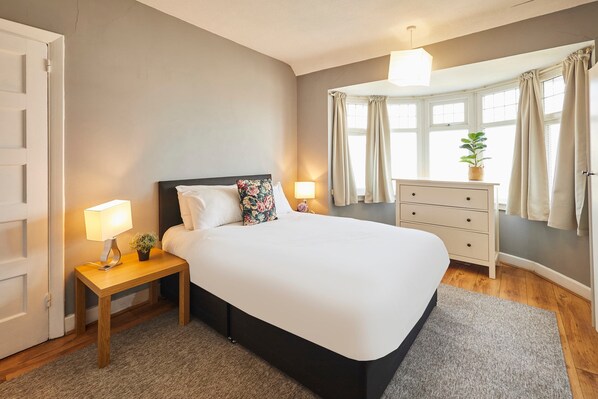 3 bedrooms, desk, iron/ironing board, travel crib