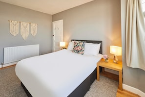 3 bedrooms, desk, iron/ironing board, travel crib