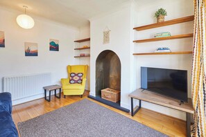 TV, books, offices - Host & Stay | The Midland Nest (Birmingham)