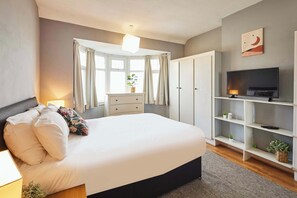 3 habitaciones, escritorio y tabla de planchar con plancha